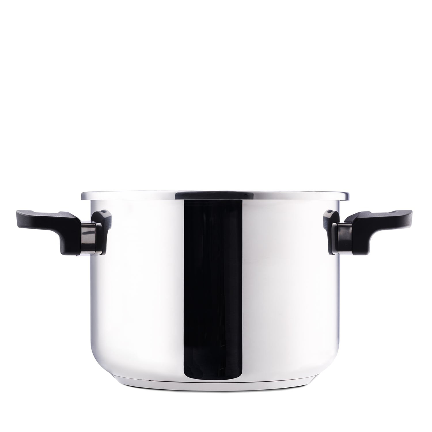 Una olla brillante de acero inoxidable con asas negras sobre fondo blanco.