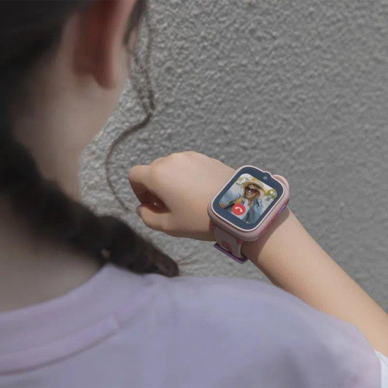 Una persona con un reloj inteligente que muestra una imagen de videollamada.