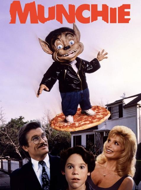Ein Wesen fliegt auf einer Pizza über ein Haus, während eine Familie unten schaut.
