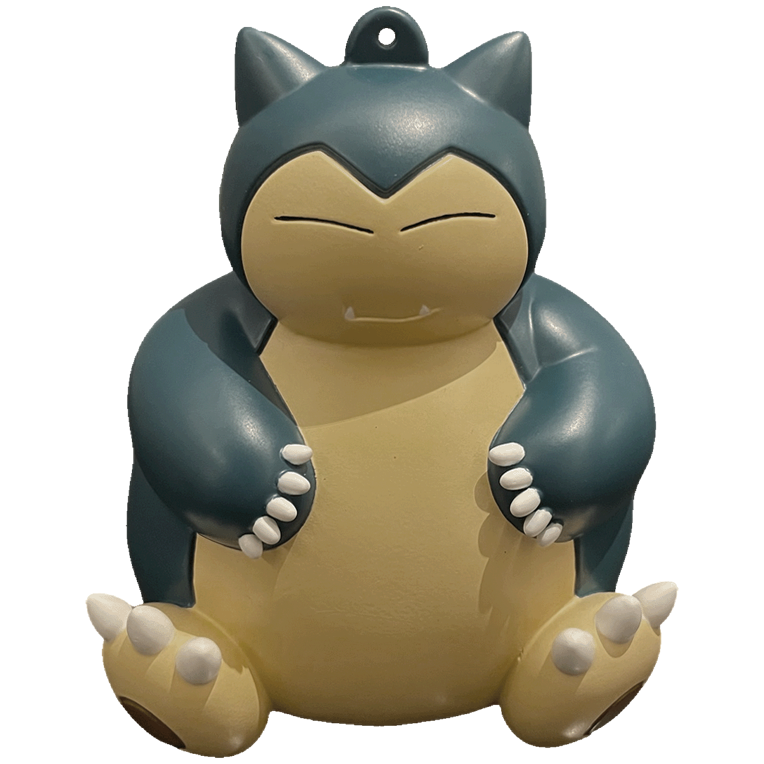 Een zittend Snorlax-figuur in blauw en geel met gesloten ogen en een lichte glimlach.