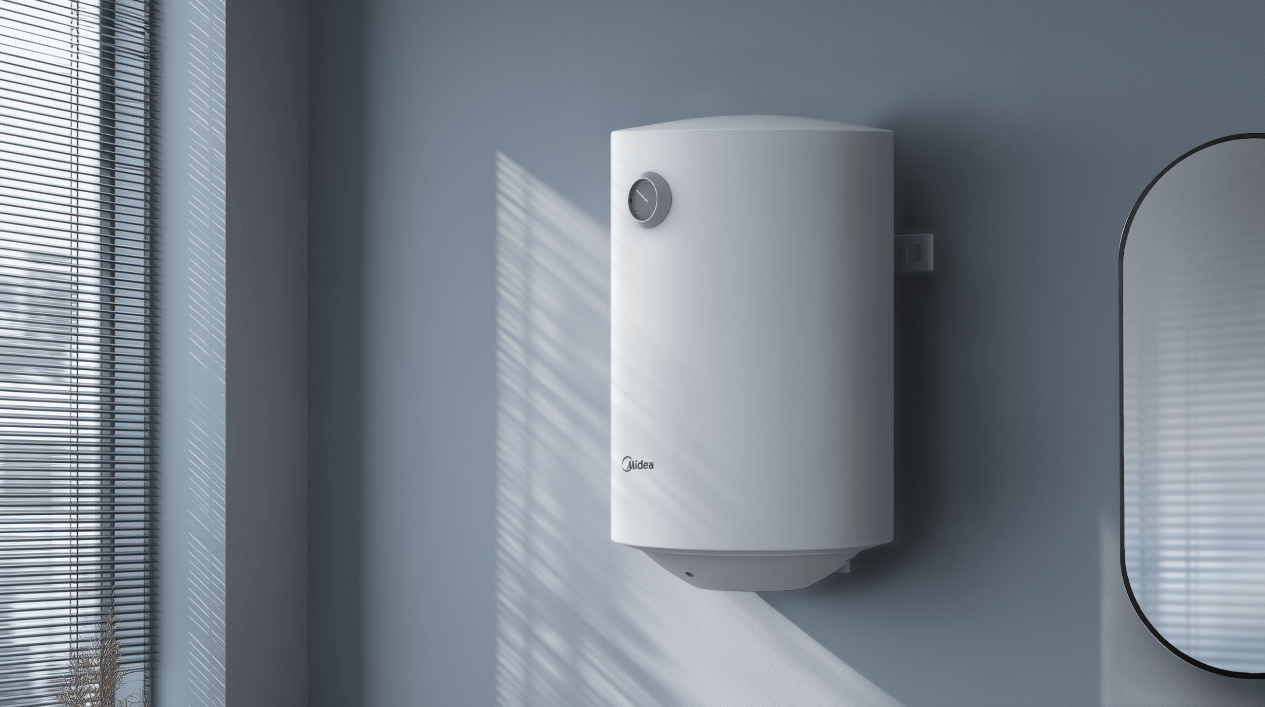 Un calentador de agua blanco con logo Midea cuelga de una pared gris junto a persianas.