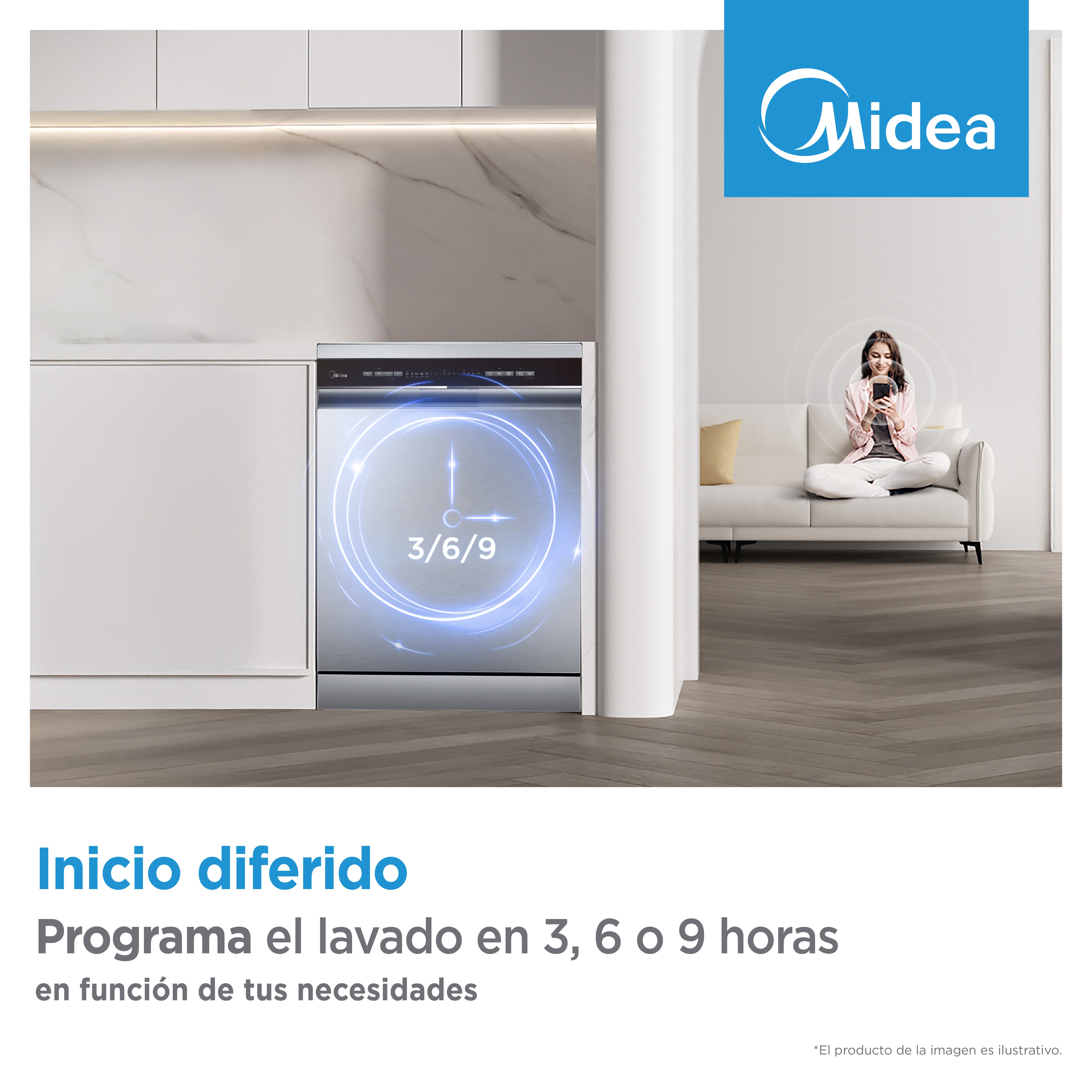 Un lavavajillas Midea con retraso de 3/6/9 horas. Una mujer sentada en un sofá usando su teléfono.