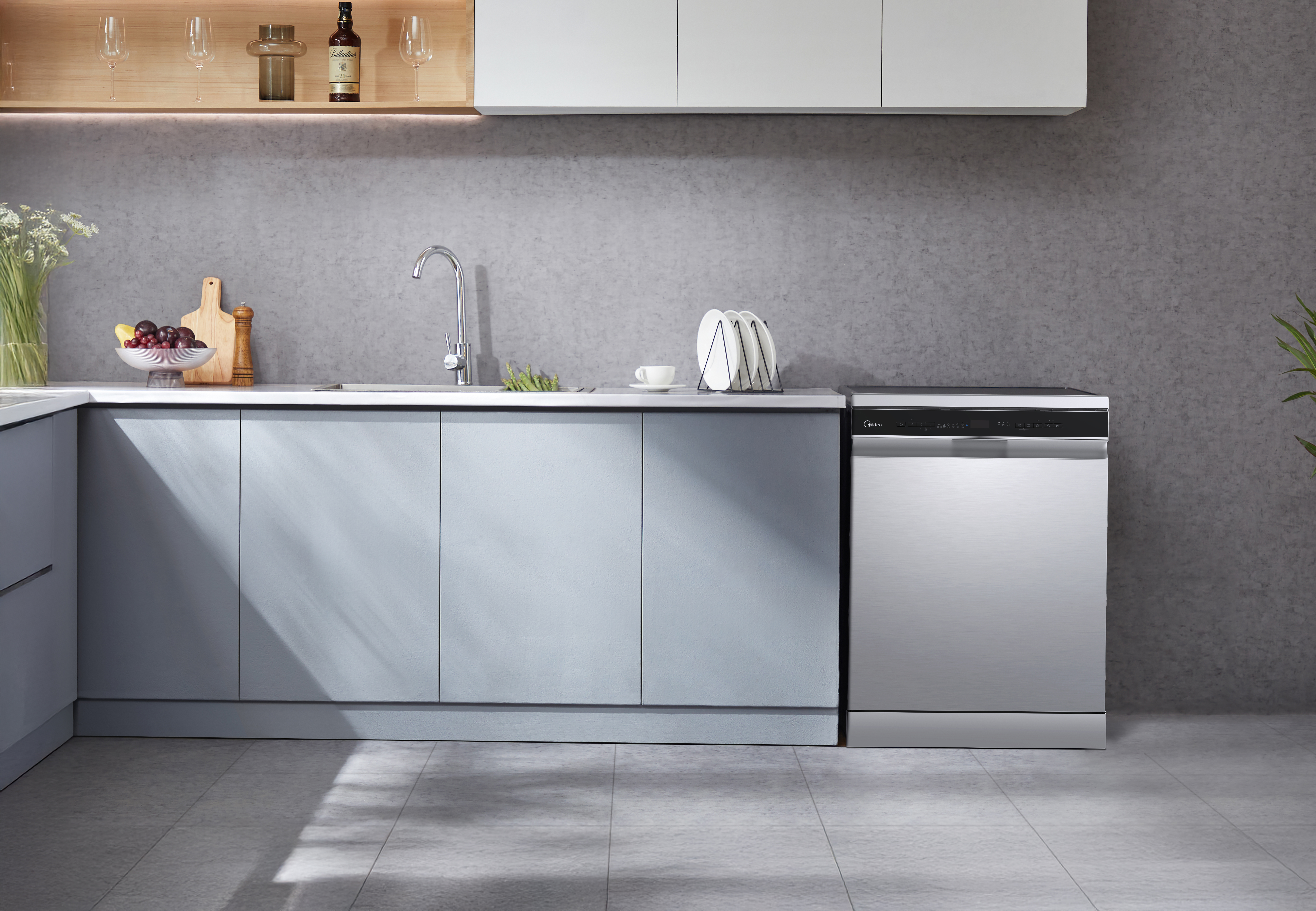 Una cocina moderna con gabinetes azul claro, lavavajillas de acero inoxidable y pared texturizada gris.