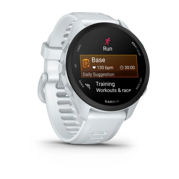 Egy fehér Garmin okosóra futóképernyőt jelenít meg pulzusszámmal és edzési javaslatokkal.