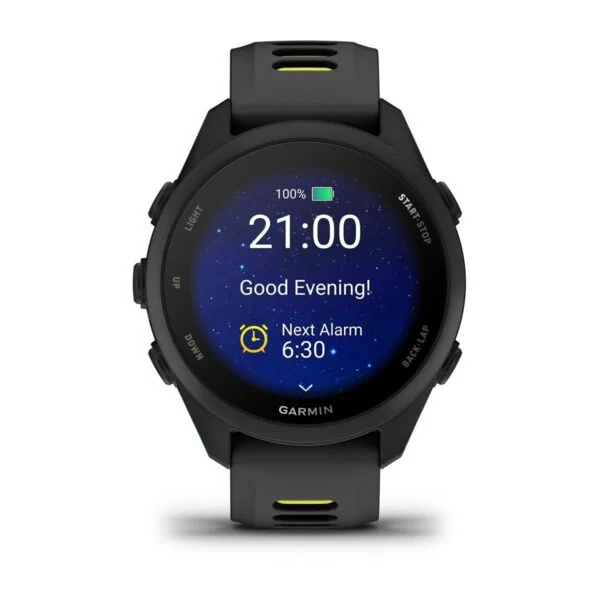 Fekete Garmin okosóra kék csillagos kijelzővel, 21:00 órát mutat.