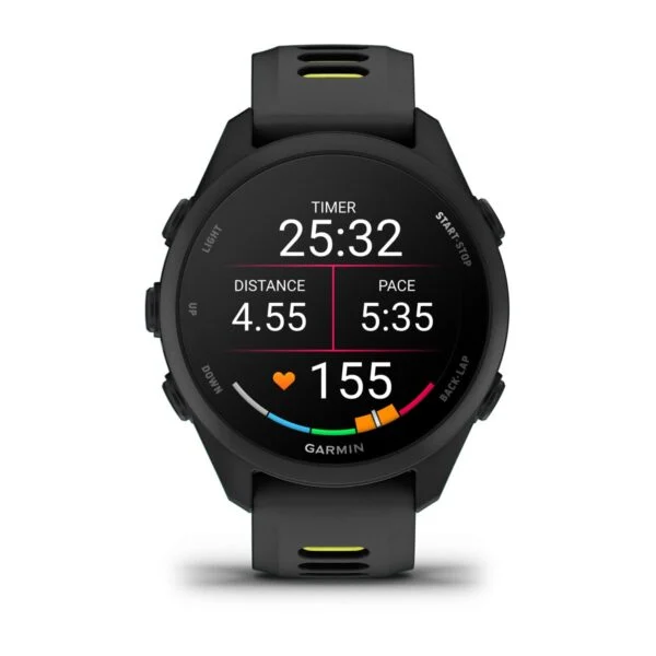 Fekete Garmin sportóra mutatja az időzítőt, távolságot, tempót és pulzust.