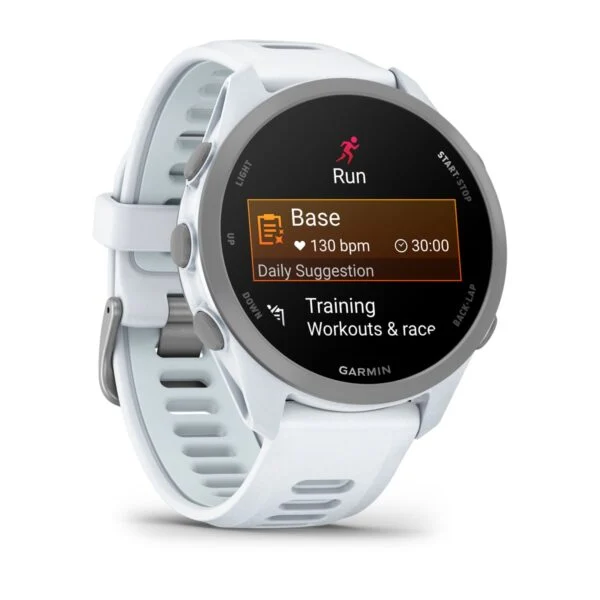 Egy fehér Garmin sportóra sötét kijelzővel, futás, pulzusszám és edzés opciókkal.