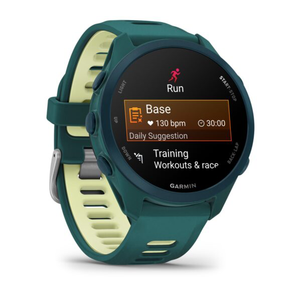 Türkiz Garmin óra világos kijelzővel, futás, alap és edzés adatokat mutatva.