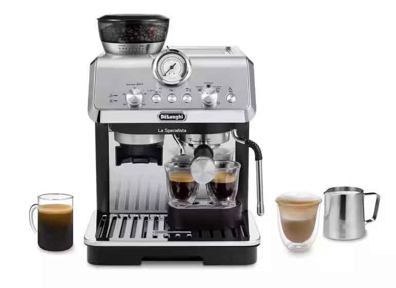 Srebrna maszyna do espresso z podwójnymi szklankami do espresso, filiżanką i dzbankiem na mleko.