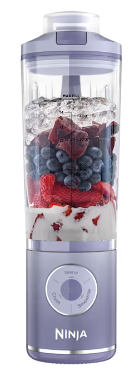 Blender wypełniony lodem, jagodami, truskawkami i jogurtem.