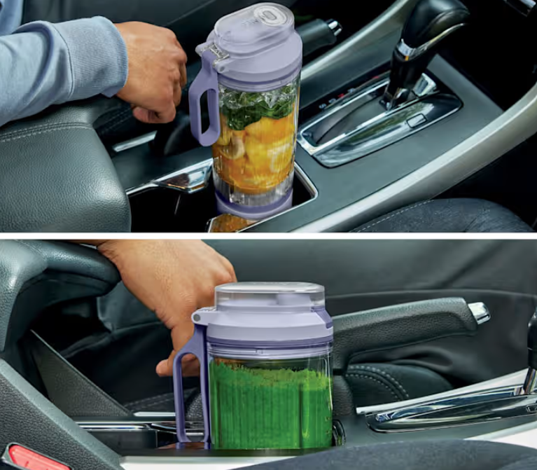 Przenośny blender z owocami i szpinakiem w uchwycie na kubek konsoli środkowej.