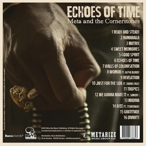 Rückseite eines Albumcovers mit Songliste und Händen, die Schmuck tragen.