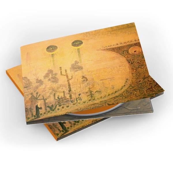 CD-Hülle mit einer orange-gelben Illustration einer außerirdischen Landschaft mit zwei UFOs.