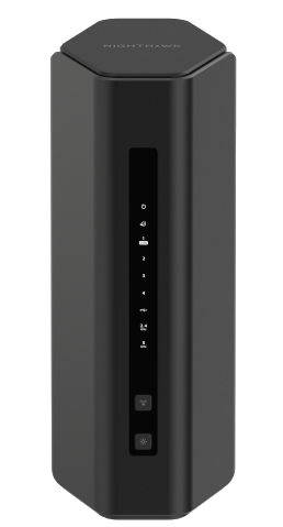 Czarny router Nighthawk stoi pionowo, pokazując pionowy wskaźnik statusu LED.