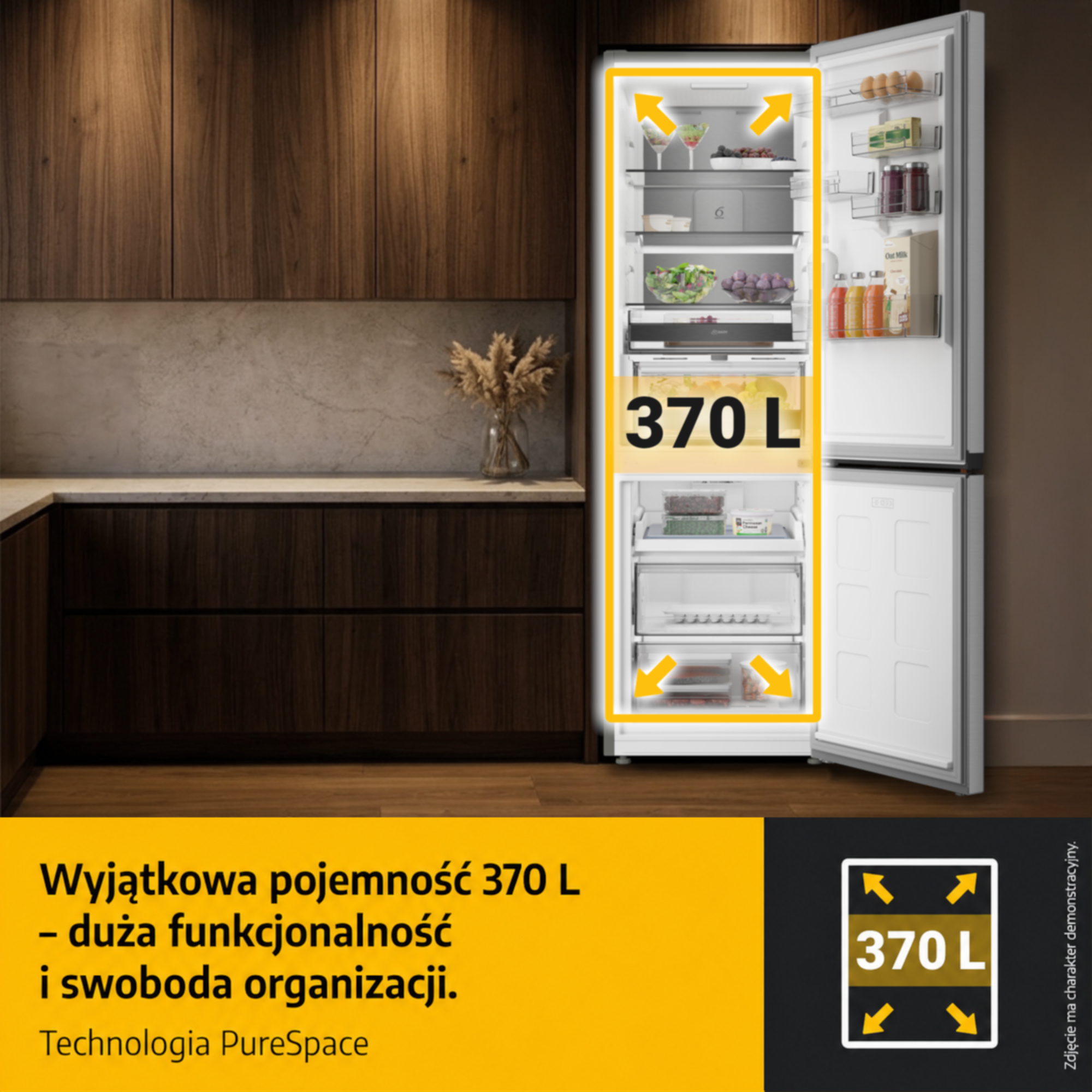 Otwarta lodówka o pojemności 370 L w kuchni.