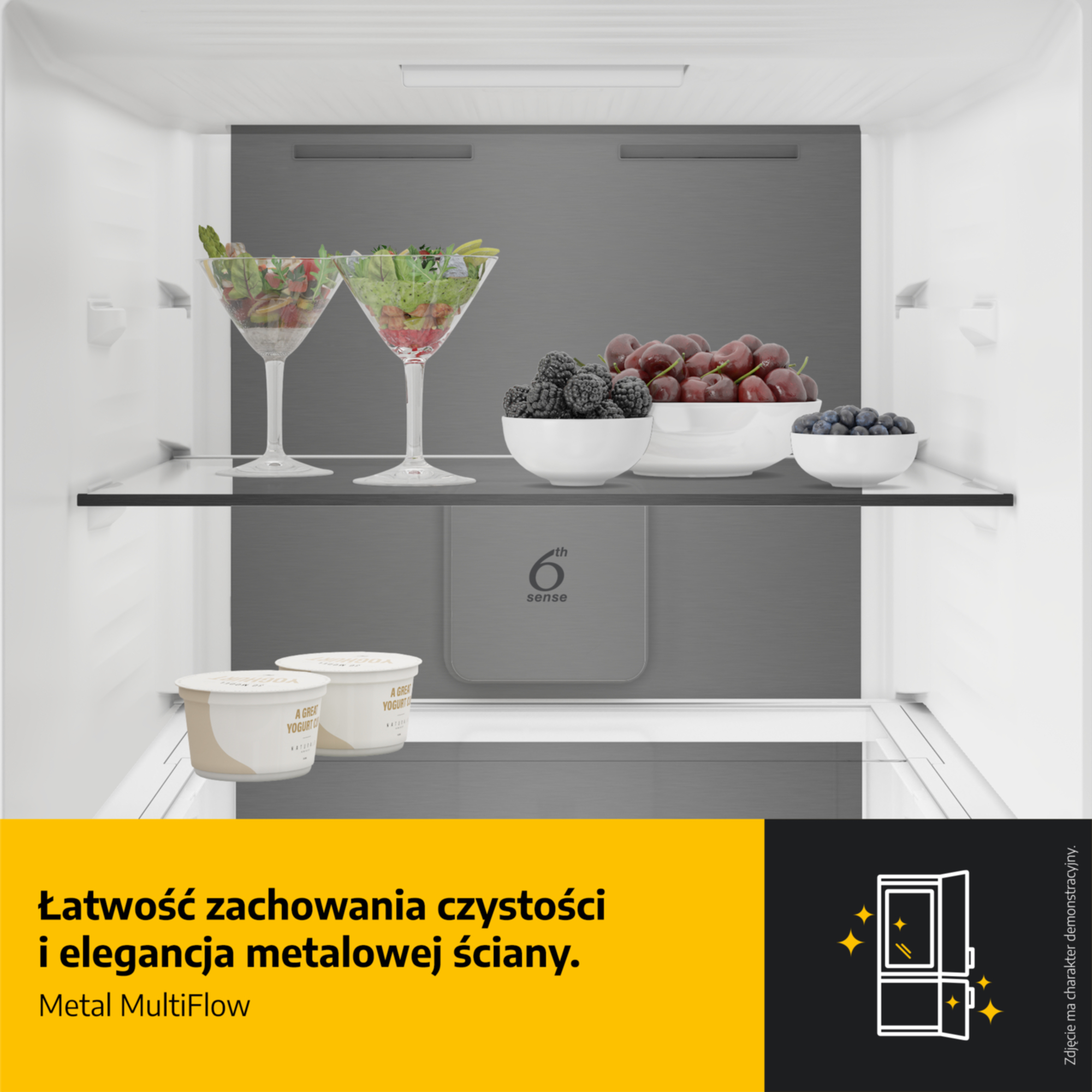 Wnętrze lodówki z sałatką w kieliszkach, miseczkami jagód, wiśni, borówek, jogurtem.