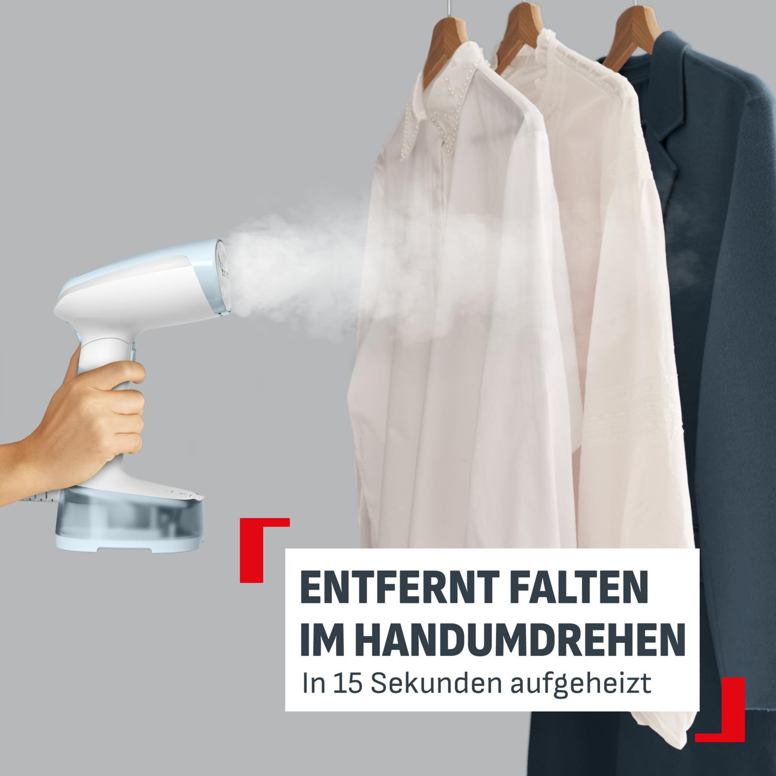 Handdampfer glättet weiße Hemden und dunklen Mantel. Rauch steigt auf.