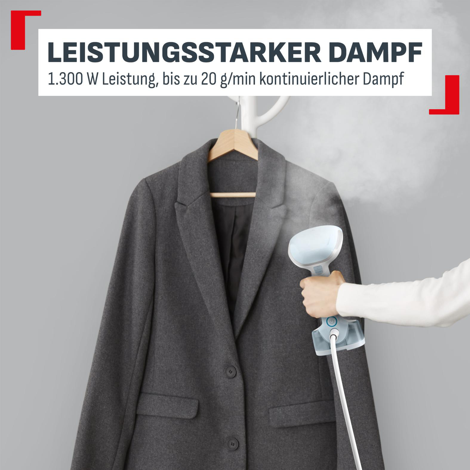 Ein graues Jackett wird mit einem Dampfglätter gebügelt.