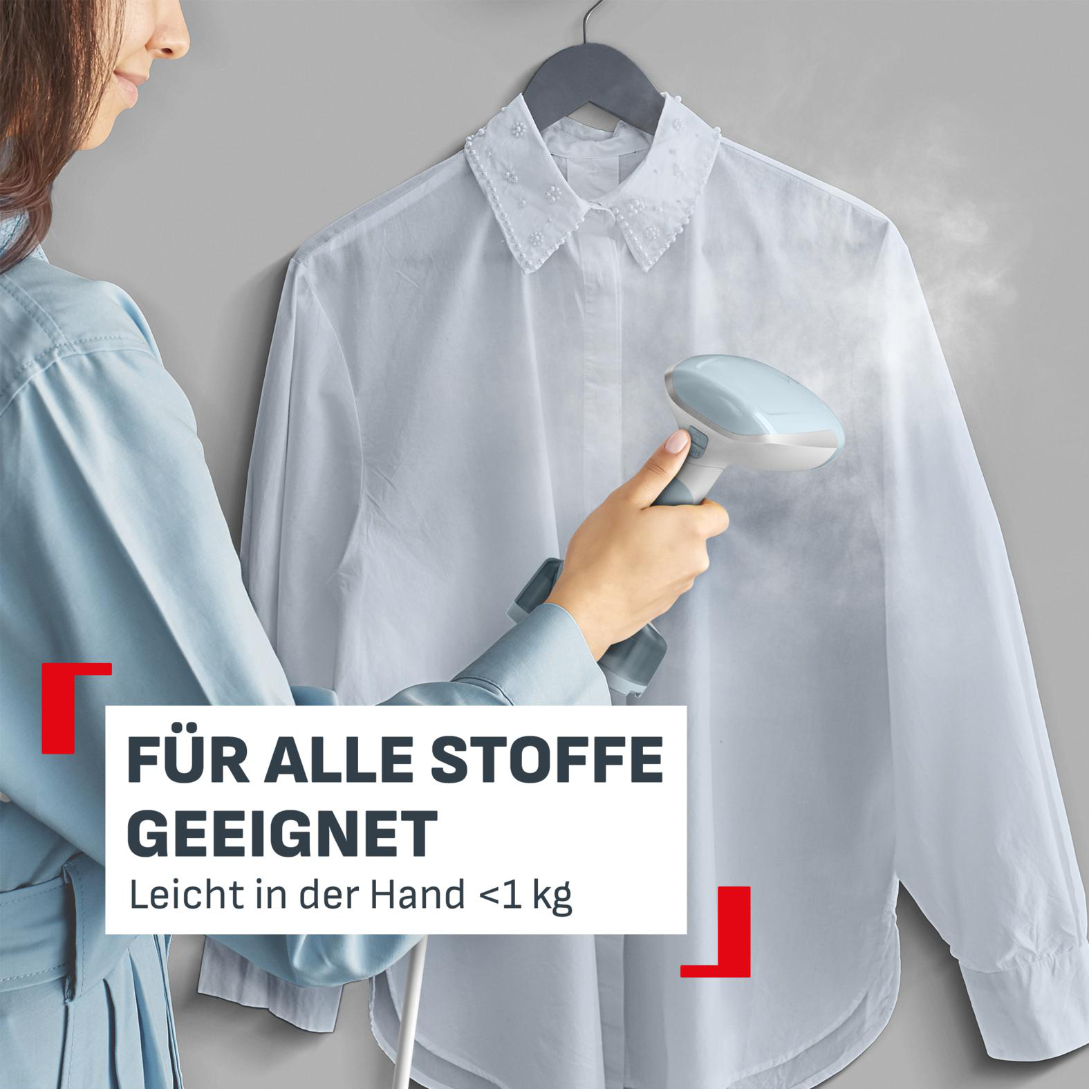 Eine Person glättet ein weißes Hemd mit einem Handdampfer. Dampf steigt auf.
