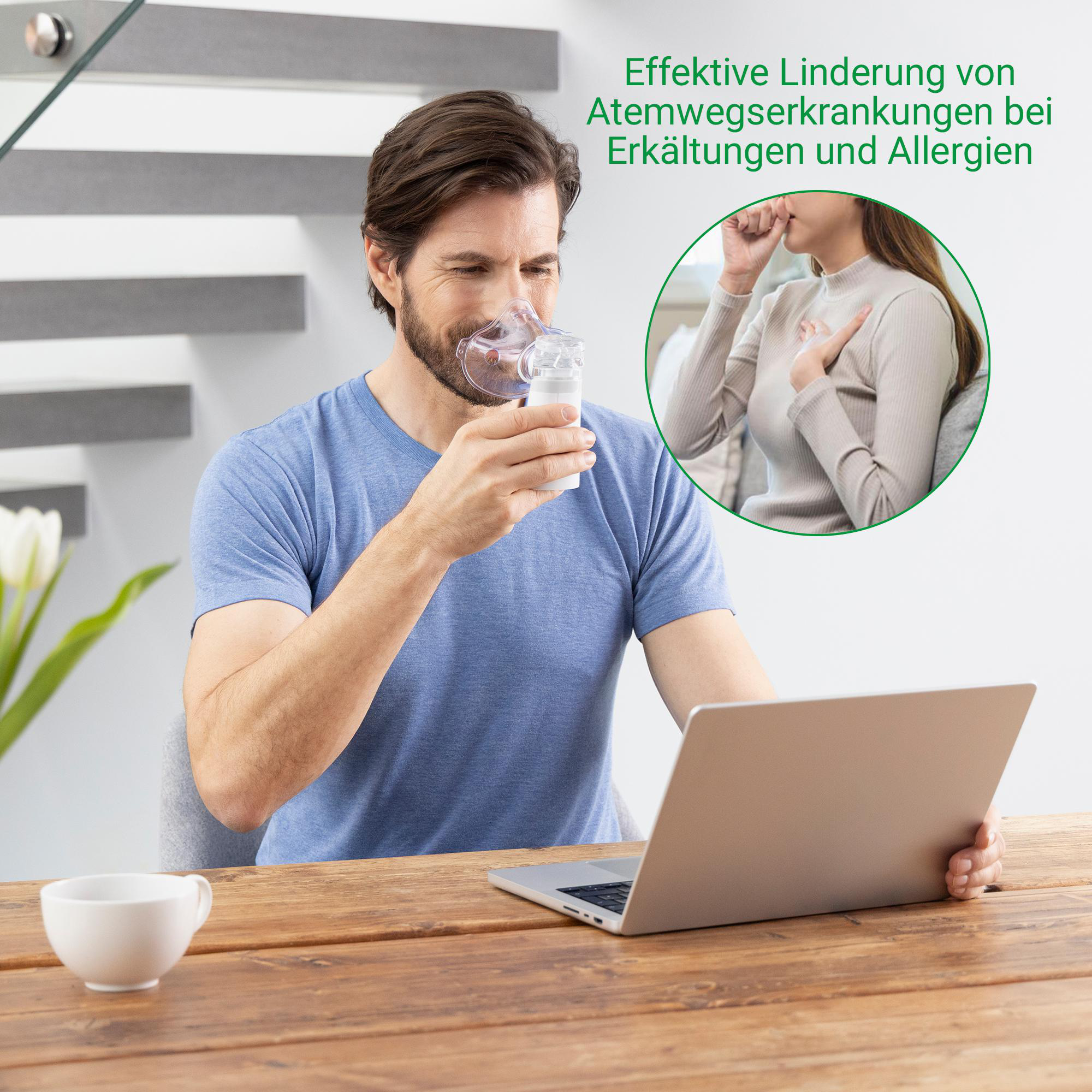 Mann inhaliert mit Vernebler. Frau hustet im Kreis. Laptop und Tasse auf Tisch.
