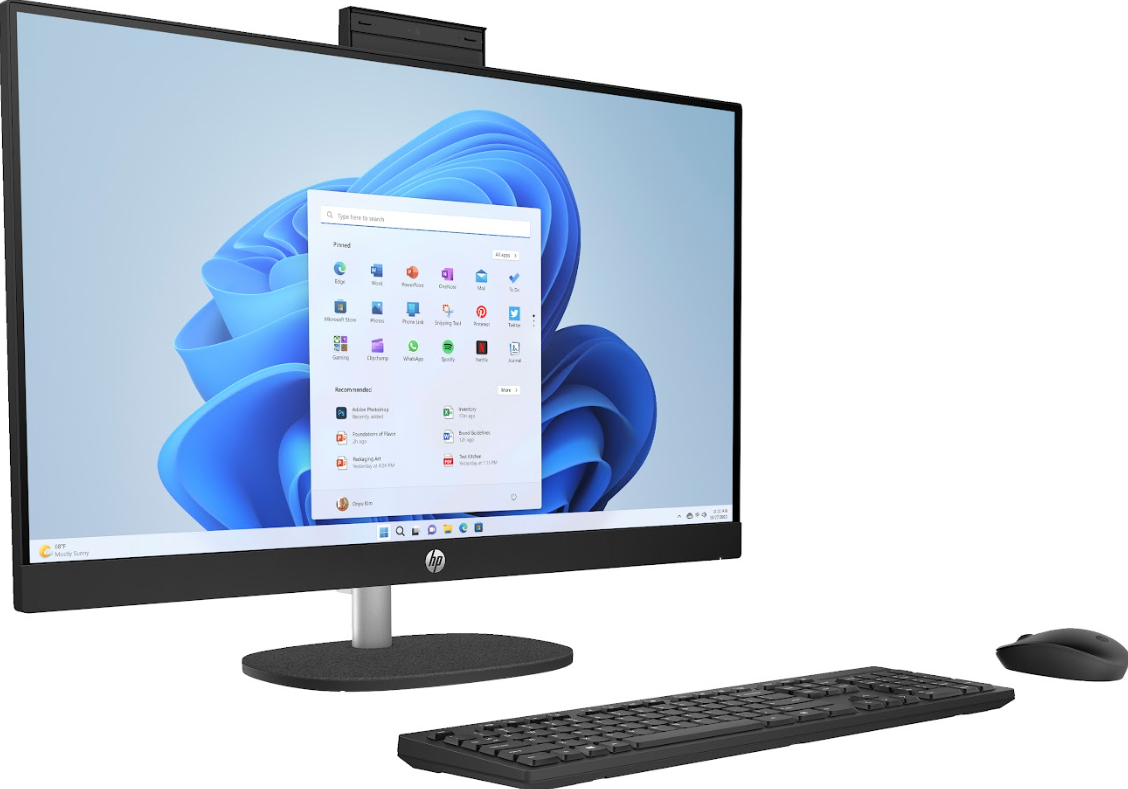 HP hepsi bir arada bilgisayar, klavye ve fare beyaz arka plan üzerinde.