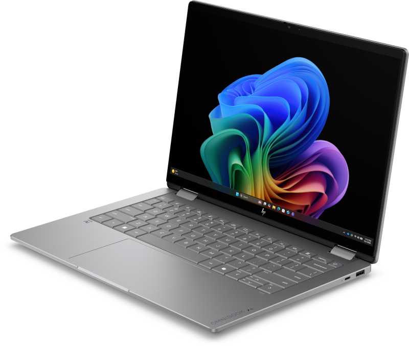 Gümüş renkli bir HP dizüstü bilgisayar açık, ekranında renkli soyut duvar kağıdı görünüyor.