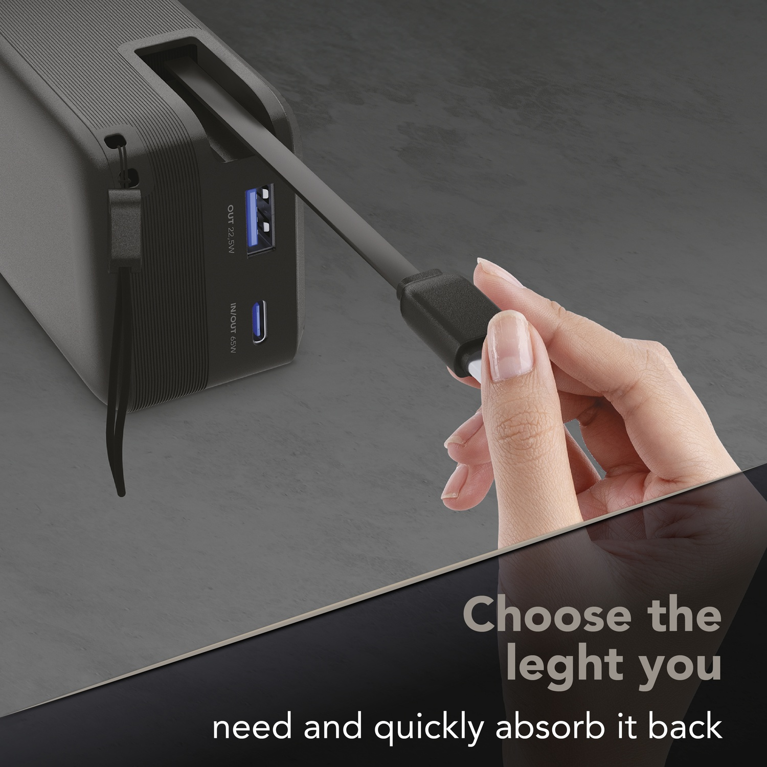 Una mano inserisce un cavo in una porta di power bank nera.