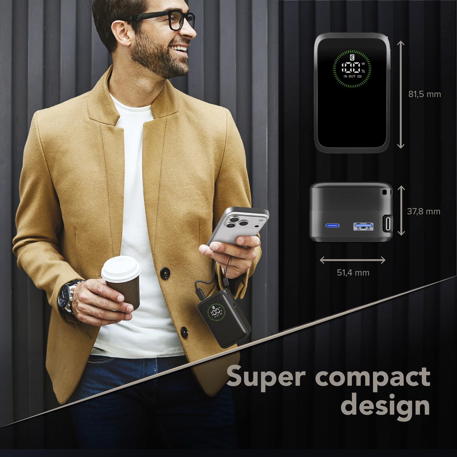 Uomo in cappotto beige tiene caffè e telefono, accanto power bank con dimensioni.