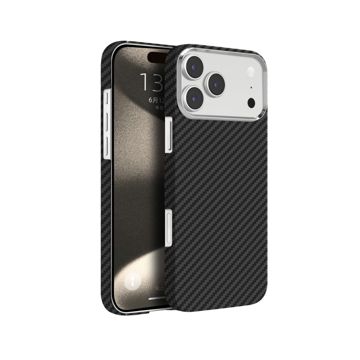 Gümüş kenarlı, üçlü kamera sistemli siyah karbon fiber telefon kılıfı.