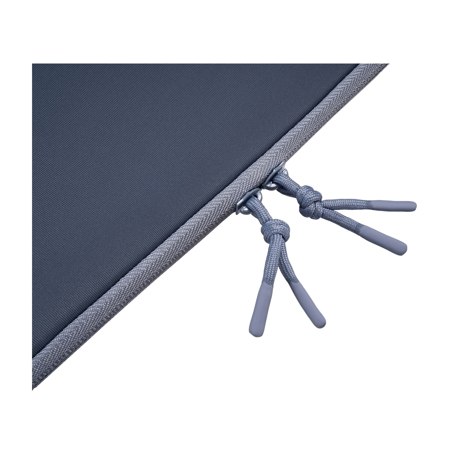 Tessuto grigio con coulisse ed elastico. Primo piano.