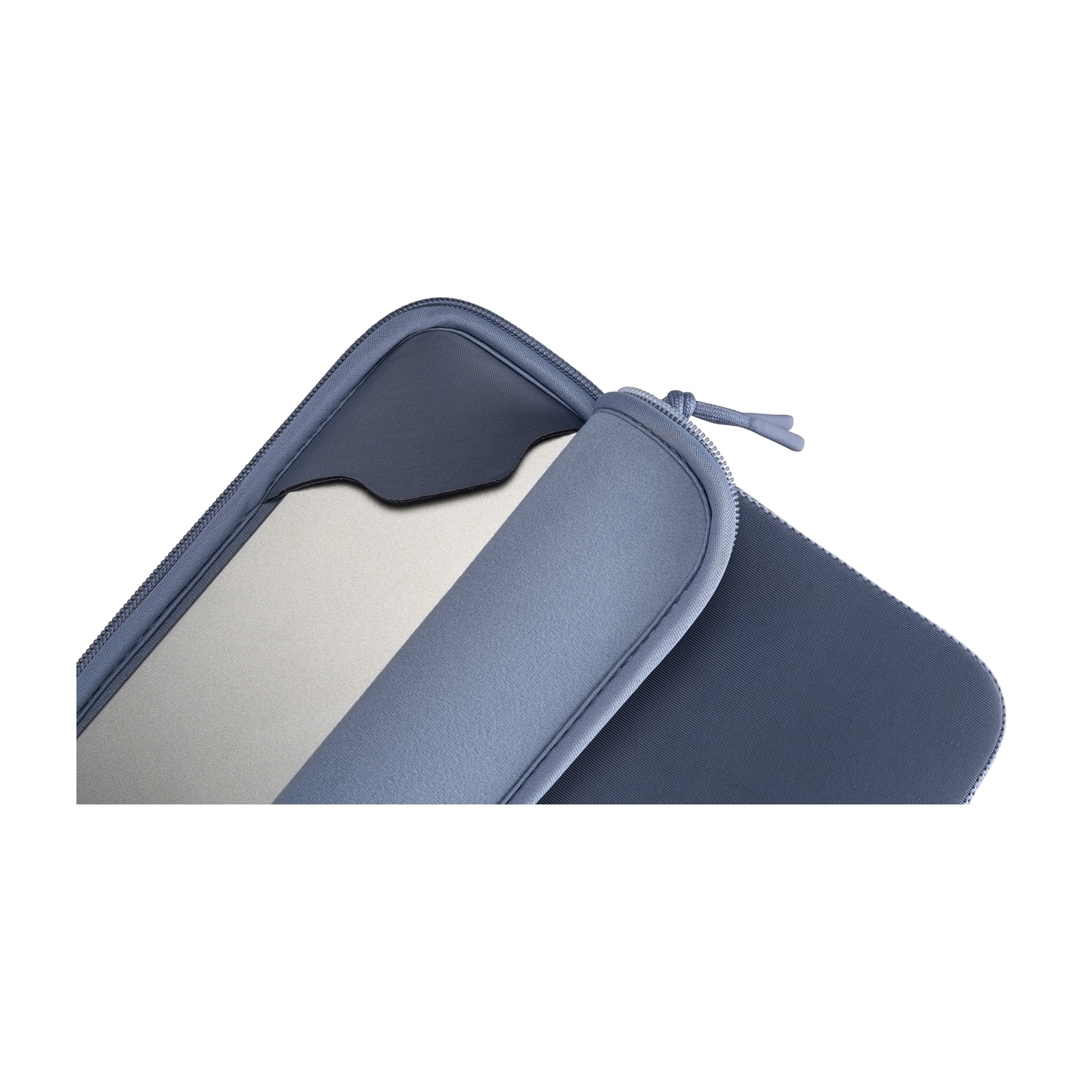 Una custodia blu per laptop con cerniera e un oggetto argentato.