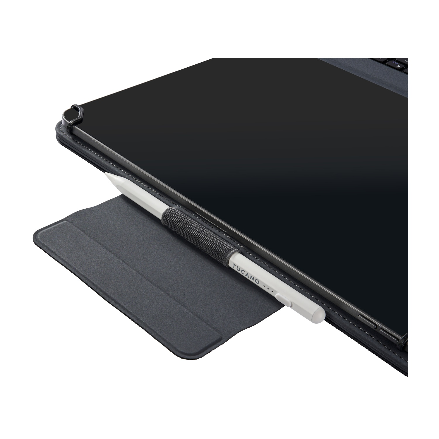 Una penna stilo bianca con impugnatura nera poggia su una cover per tablet grigio scuro.