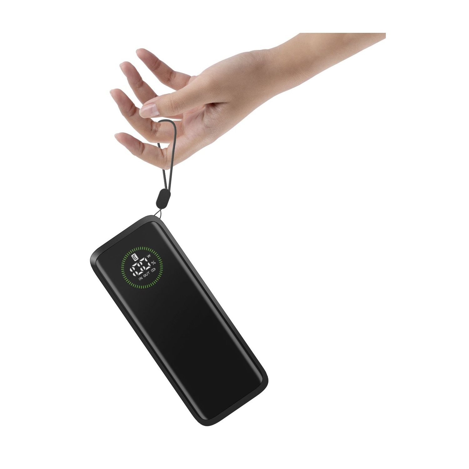 Una mano tiene un power bank nero con display digitale.