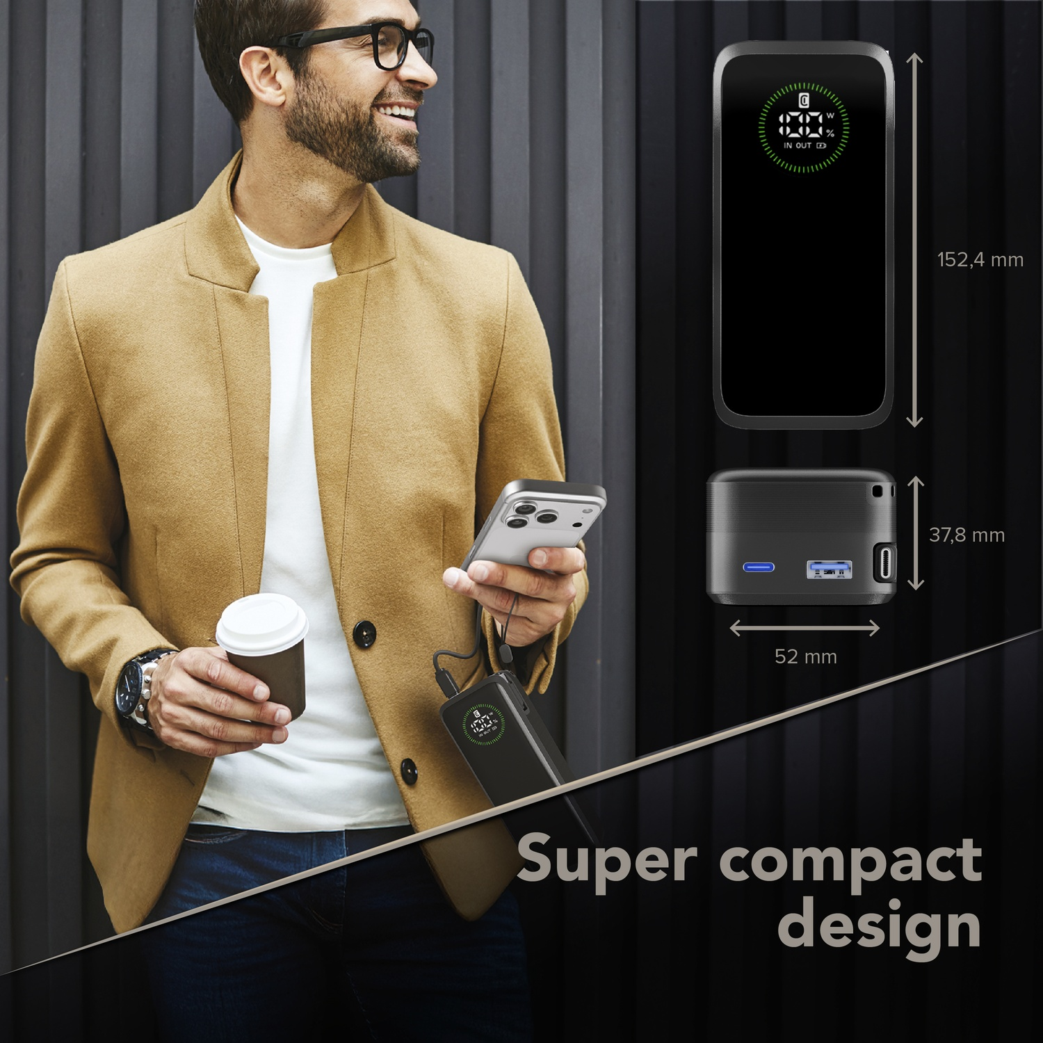 Uomo in cappotto beige tiene caffè e telefono, accanto a power bank con dimensioni.