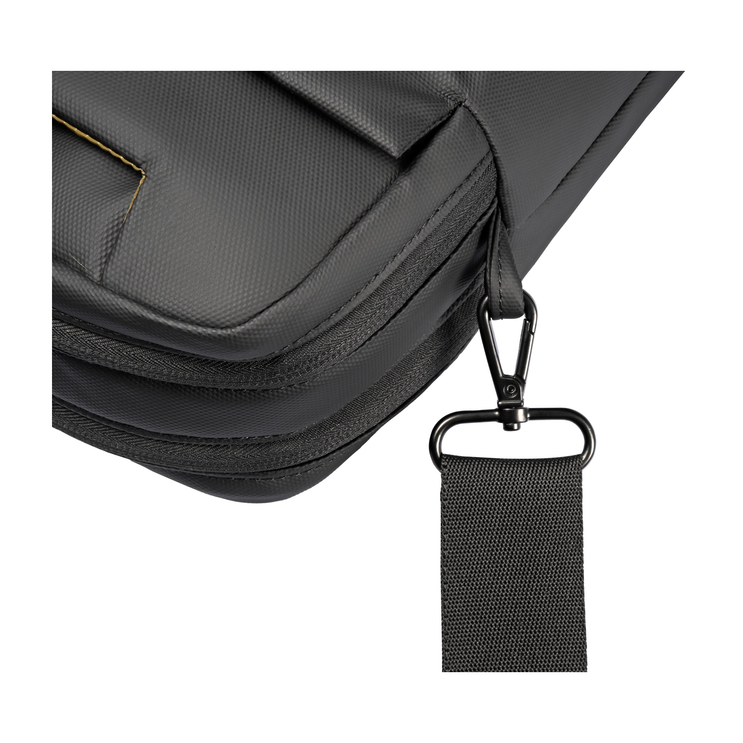 Primo piano di una borsa nera con cerniera e moschettone.