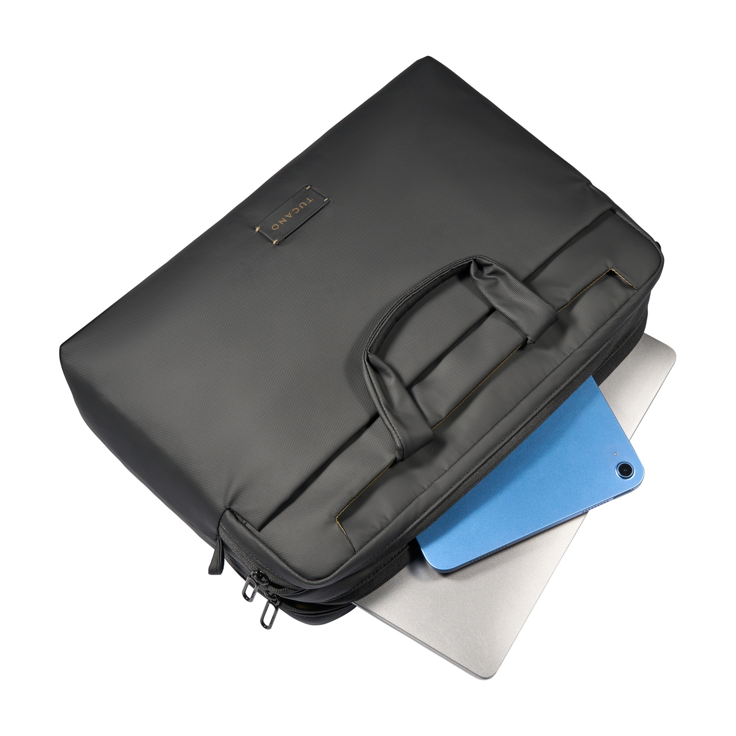 Borsa nera per laptop con tablet blu e laptop argento, su sfondo bianco.