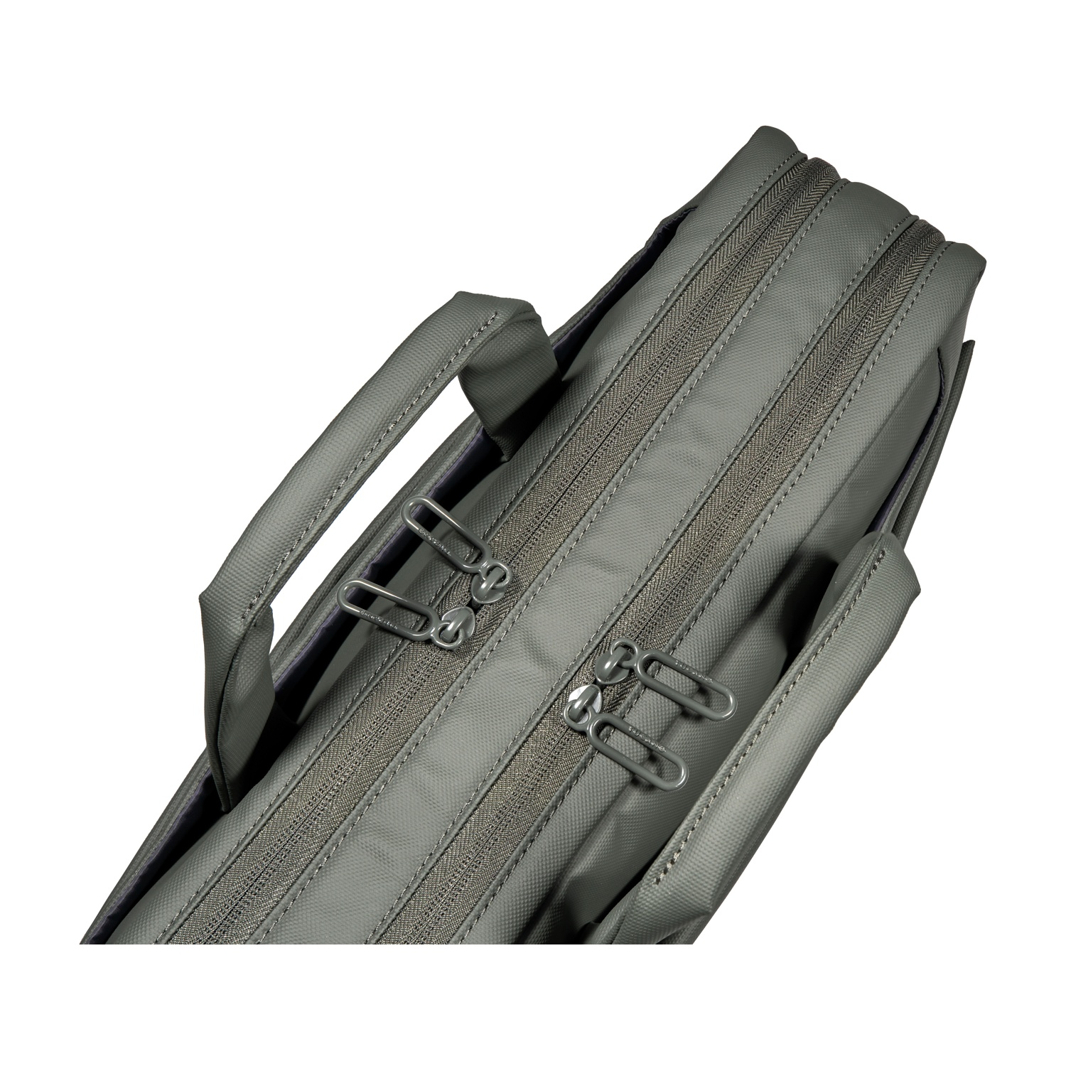 Borsa grigia con due cerniere e manici, primo piano.