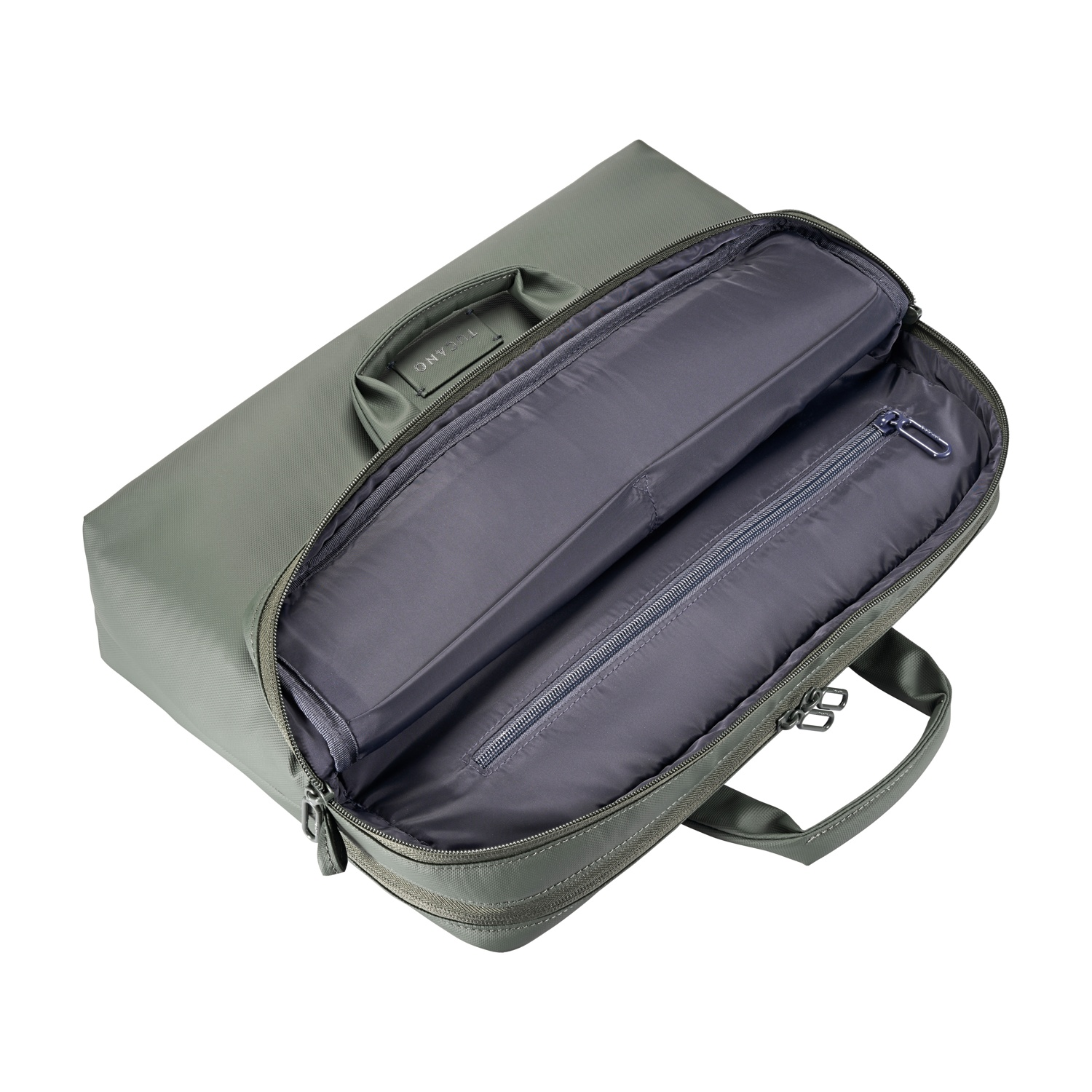 Una borsa verde con lo scomparto principale aperto, che rivela una sezione imbottita.