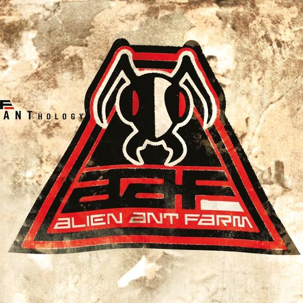 Een driehoekig logo met een mierenkop en de tekst 'Alien Ant Farm'.