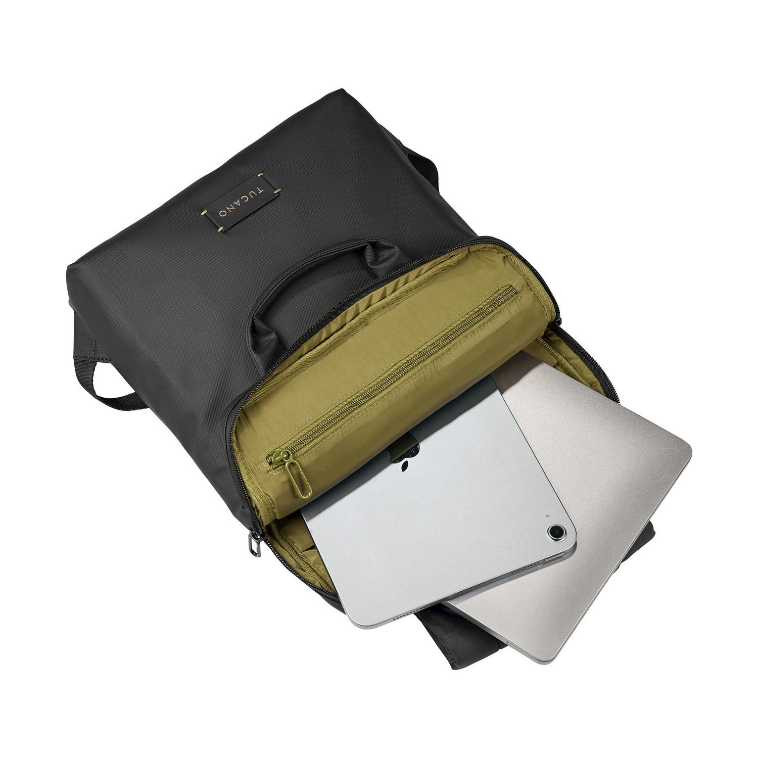 Zaino nero con scomparto aperto contenente un laptop e un tablet.