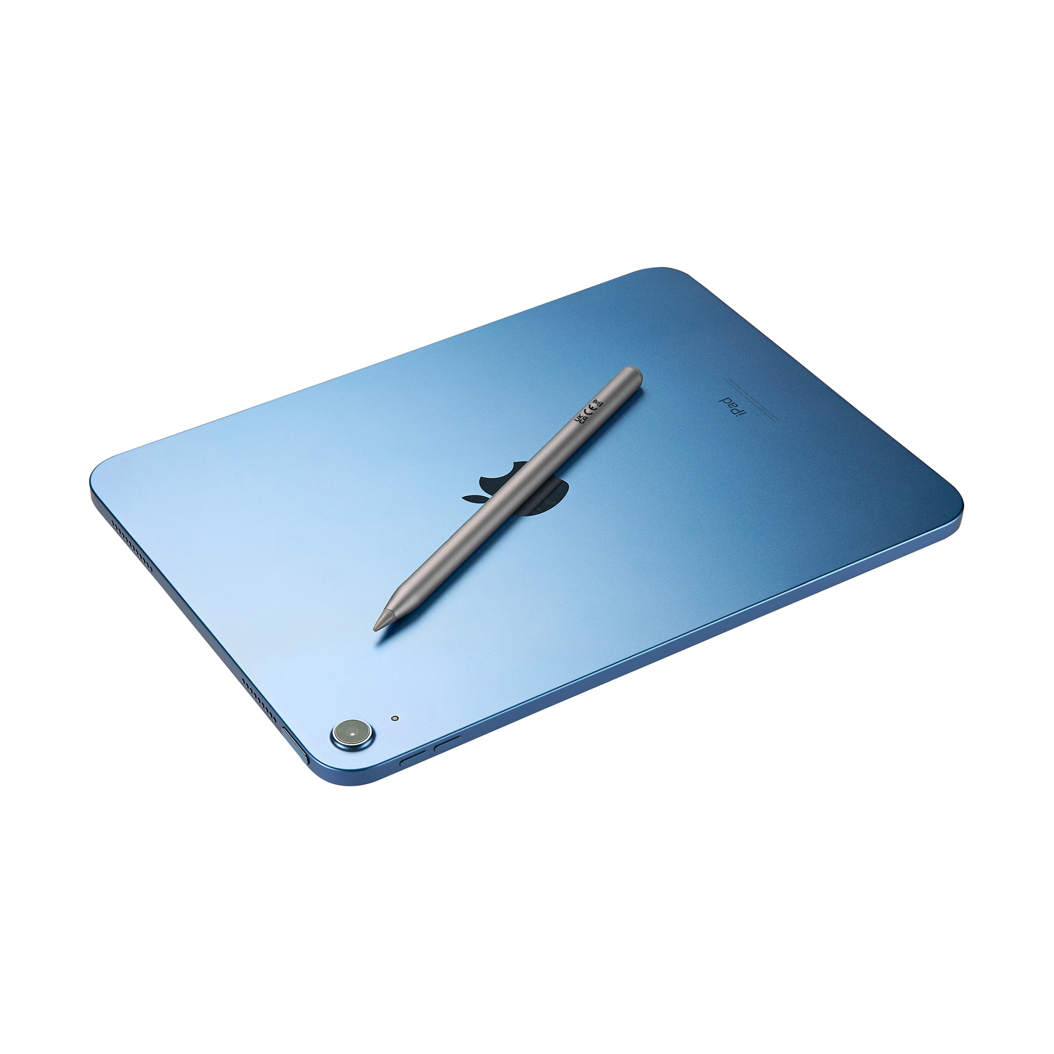 Un iPad blu giace con uno stilo argentato sopra, su sfondo bianco.