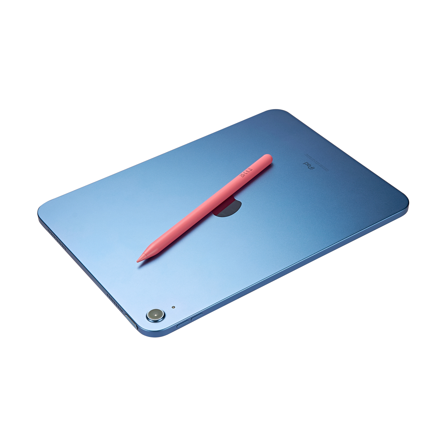 Un tablet blu con uno stilo rosa sopra, su sfondo bianco.