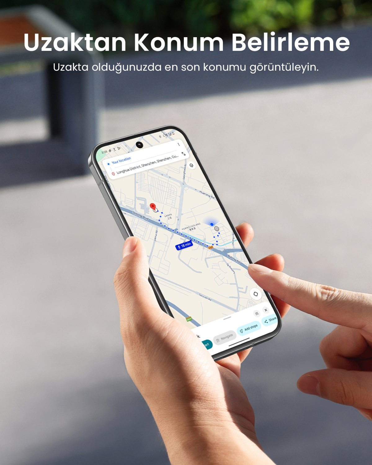 Bir el, konum belirten navigasyon uygulamasını gösteren bir akıllı telefon tutuyor.