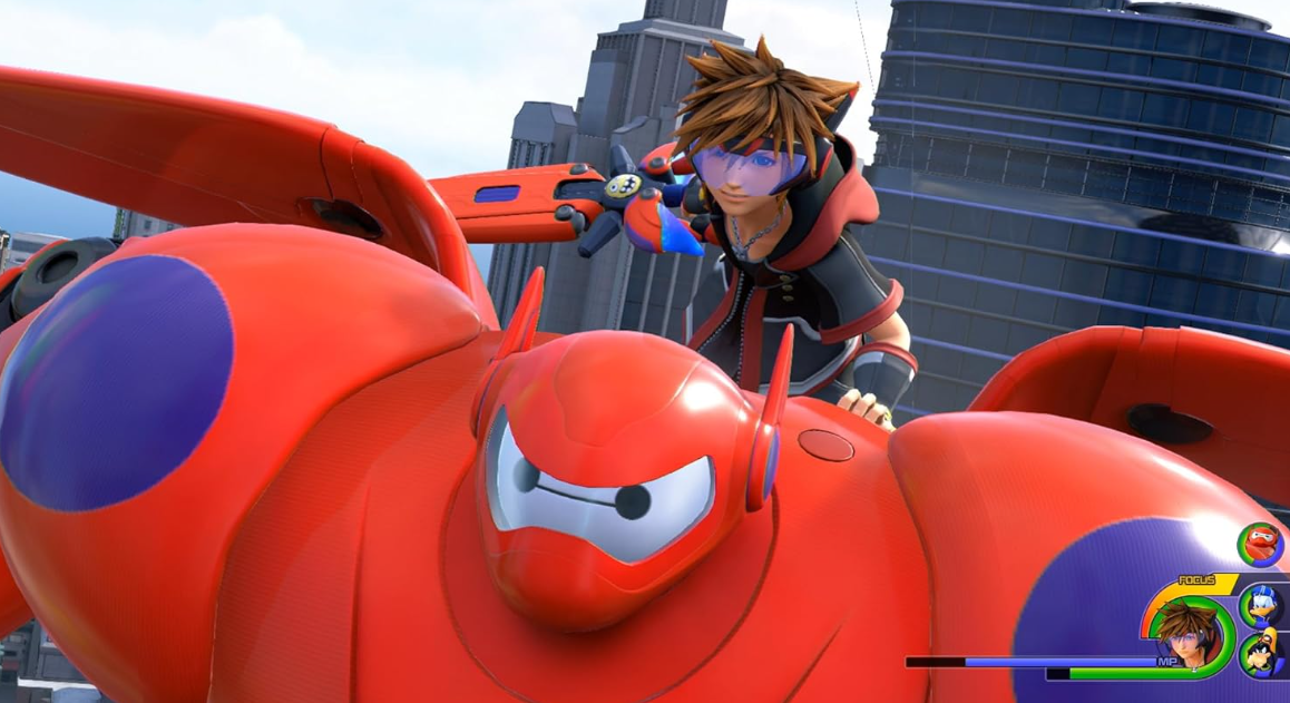 Sora reitet auf Baymax, der einen roten Anzug trägt, vor futuristischen Wolkenkratzern.