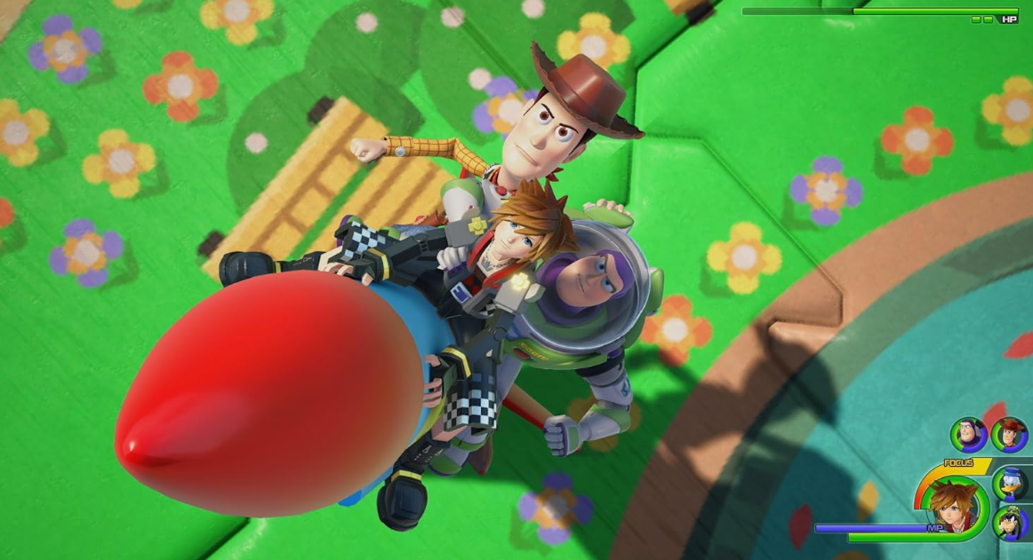 Woody, Sora und Buzz reiten auf einer roten Rakete auf einer grünen, blumigen Oberfläche.