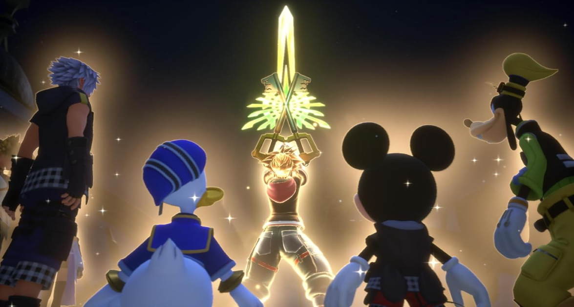 Sora hält das Schlüsselschwert über seinem Kopf, umgeben von Donald, Goofy und Riku.