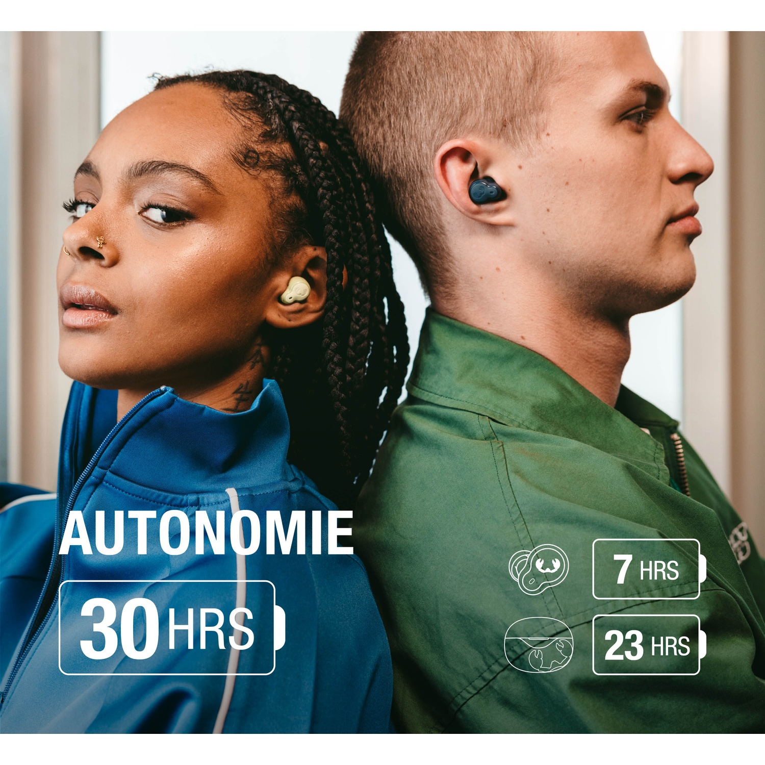 Homme et femme avec écouteurs, annonçant 30 heures d'autonomie.