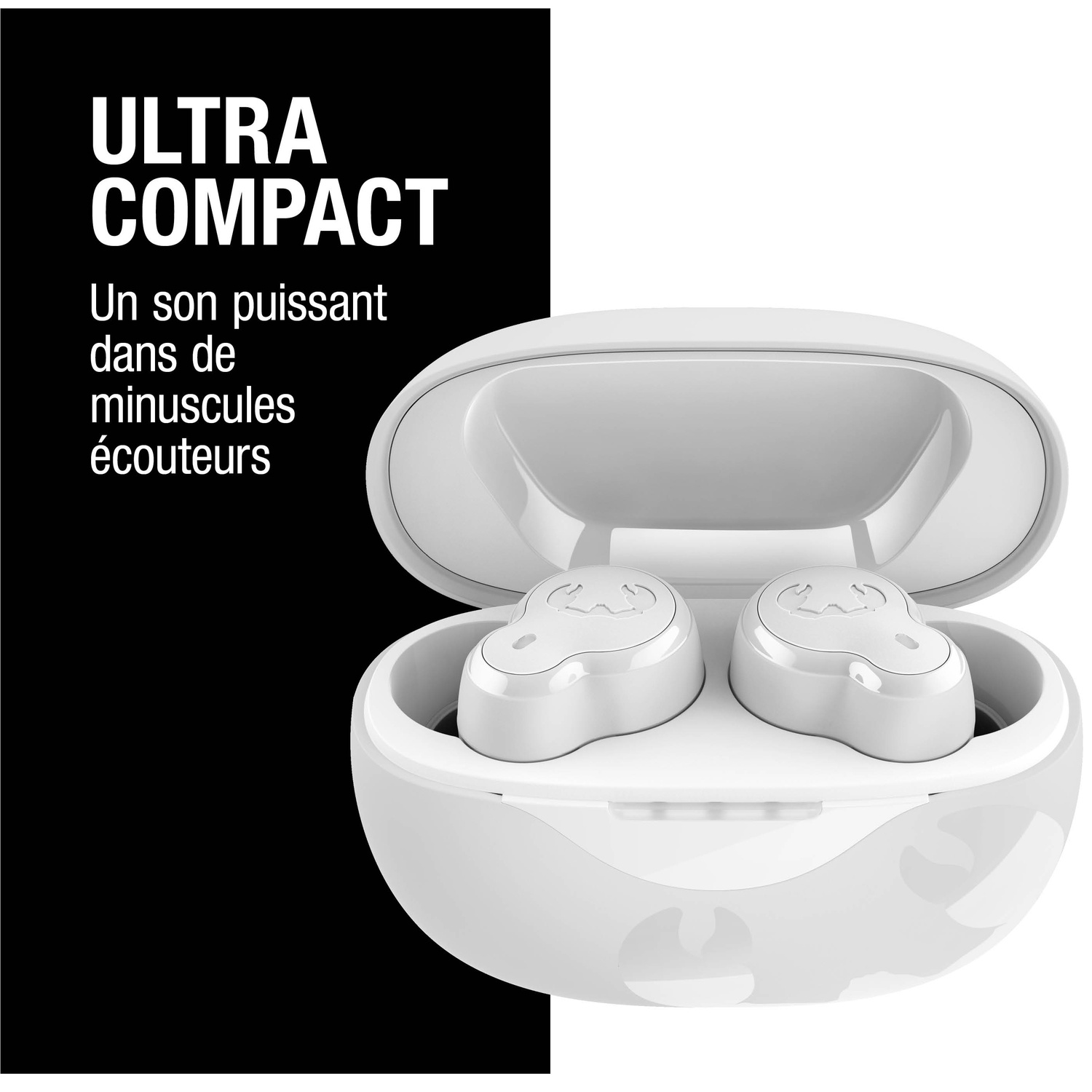 Écouteurs blancs sans fil dans un étui de chargement blanc ouvert.
