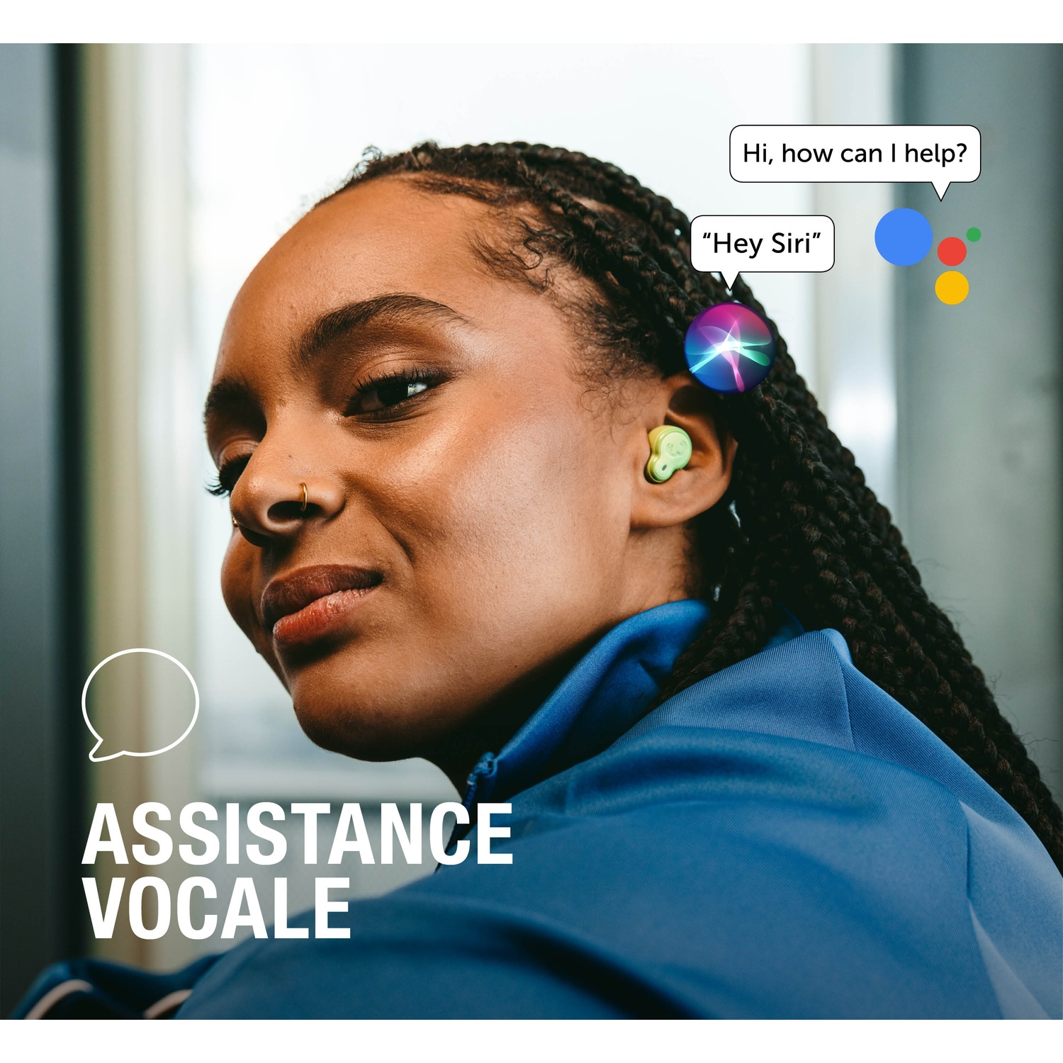 Une femme portant des écouteurs interagit avec des assistants vocaux.