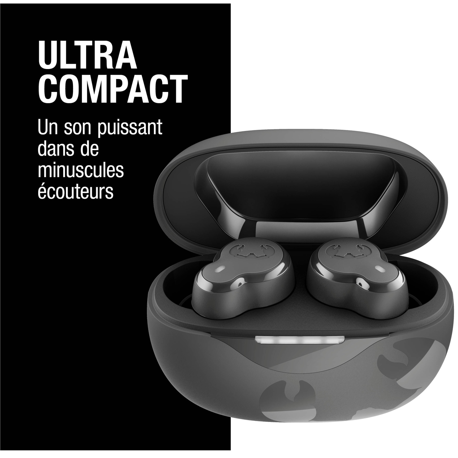 Écouteurs sans fil noirs dans un étui de chargement à motif camouflage. Texte : ULTRA COMPACT.